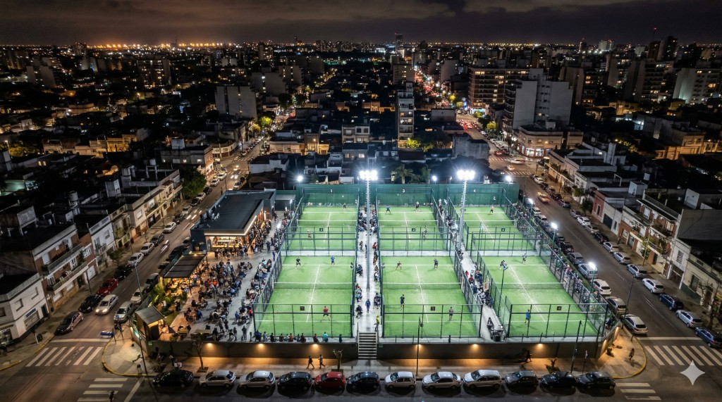 Club de pádel lleno de noche